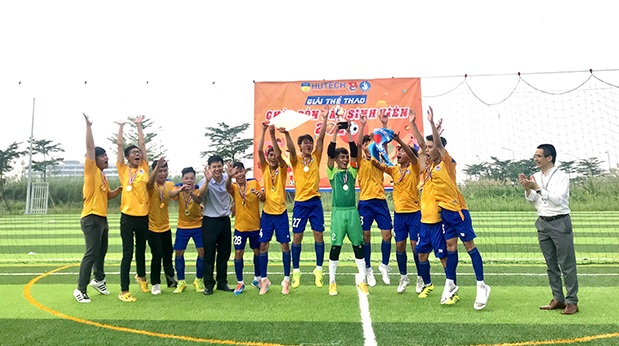 Đội CTXH-HUTECH chính thức khép lại Giải Thể thao Tân sinh viên 2020 với cúp vô địch Bóng đá nam 8