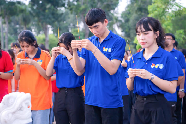Chiến sĩ Mùa hè xanh HUTECH vun đắp lòng biết ơn, gìn giữ truyền thống dân tộc hướng về Ngày Thương binh - Liệt sĩ 115
