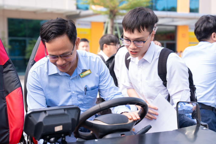 [Video] Loạt đồ án tốt nghiệp “chạm” thực tiễn của sinh viên Ô tô I-HUTECH gây ấn tượng mạnh 96