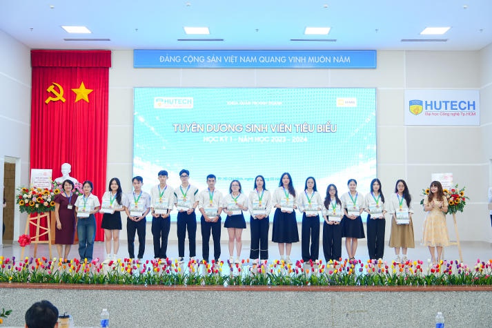 Gần 600 sinh viên tiêu biểu Học kỳ I năm học 2023-2024 của Khoa Quản trị kinh doanh được tuyên dương 103