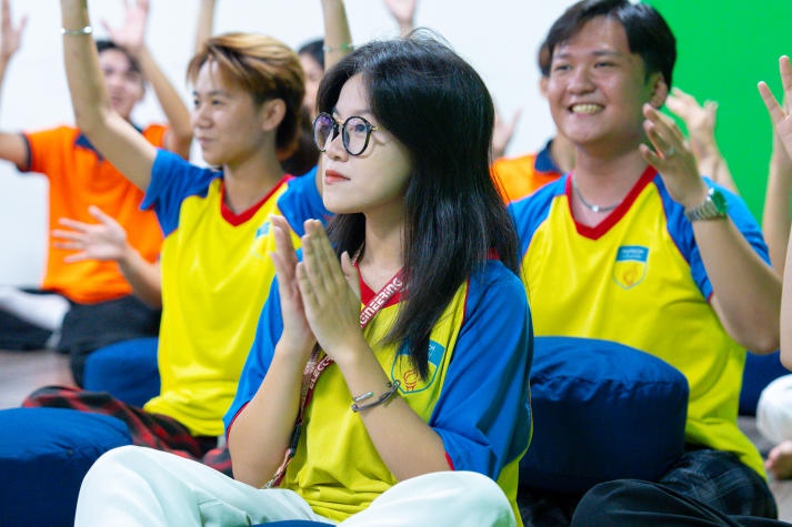 Sinh viên Khoa Truyền thông & Thiết kế học cách kiểm soát stress bằng Yoga cùng chuyên gia 54