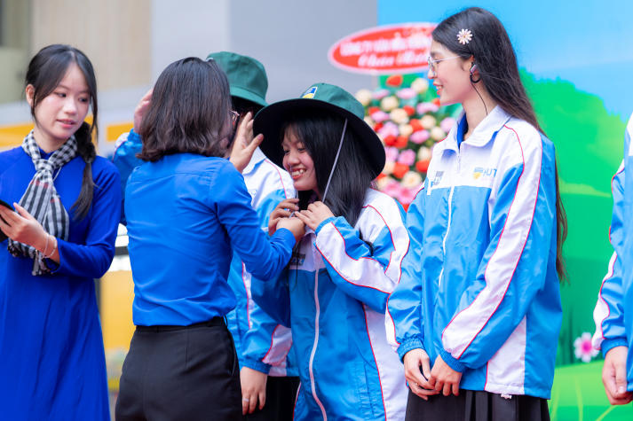 [Video] Gần 500 chiến sĩ Mùa hè xanh 2026 HUTECH ra quân, mang sức trẻ đến với cộng đồng 102
