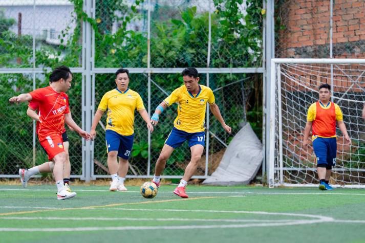 [Hội thao CB-GV-NV HUTECH 2025]: Bóng đá nam ra quân, kịch tính ngay loạt trận mở màn 63