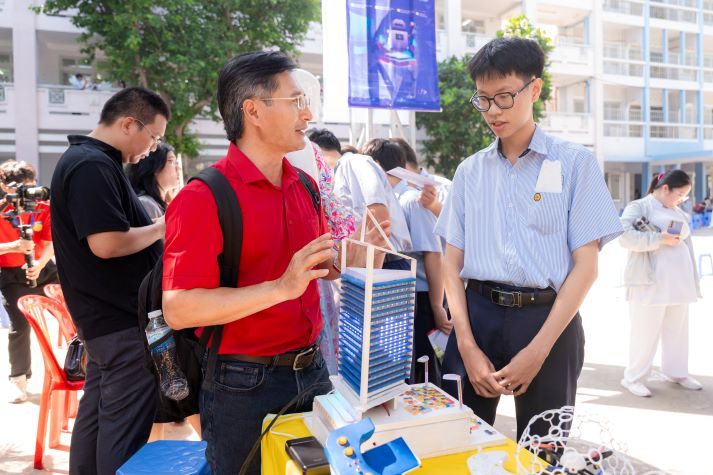 Học sinh THPT khám phá loạt mô hình học thuật sáng tạo tại gian hàng HUTECH 68