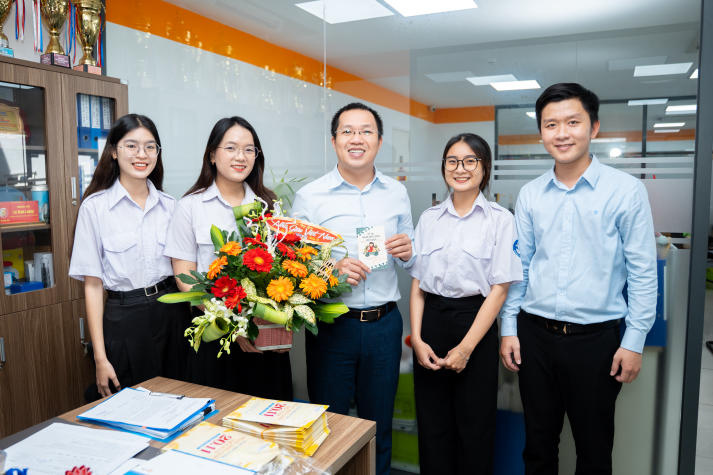 [Ảnh] Khoảnh khắc đẹp tại cuộc thi cắm hoa 20/11: Sinh viên HUTECH gửi trọn yêu thương đến các nhà giáo 127