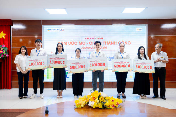 HUTECH trao học bổng “Dám ước mơ - Chạm thành công”, tiếp sức sinh viên vươn lên năm học 2025-2026 58