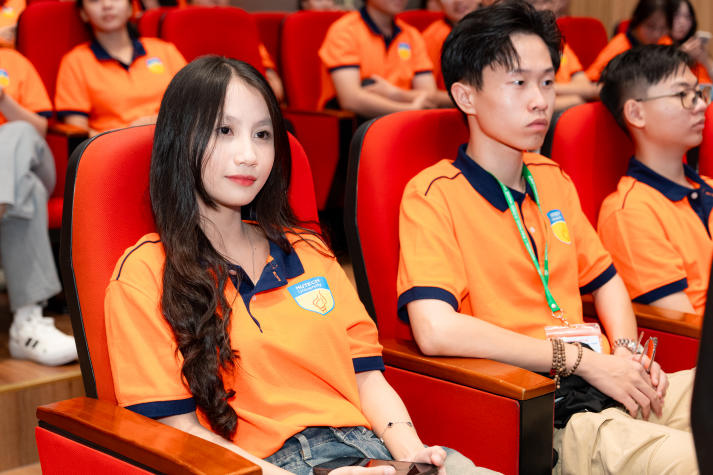 Tân sinh viên Khoa Quản trị kinh doanh “nhập cuộc” năm học mới cùng định hướng thực học - thực làm 64