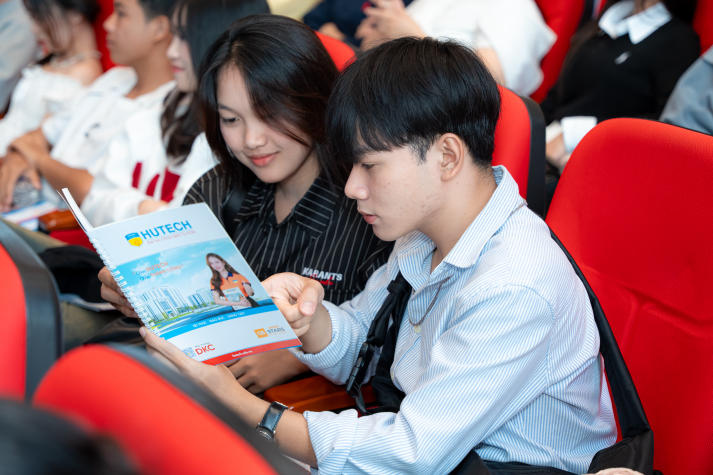 HUTECH chào đón gần 500 học sinh khám phá không gian học tập hiện đại và cơ hội học bổng hấp dẫn 97