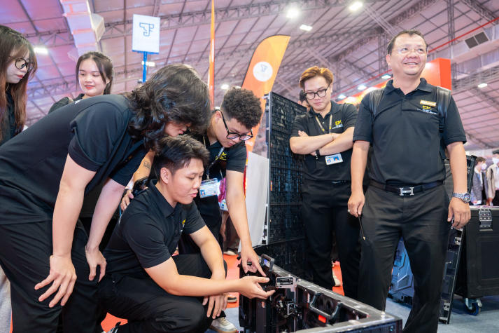 Sinh viên ngành Quản trị sự kiện cập nhật xu hướng sáng tạo tại Tuần lễ Quảng cáo và Giải trí 27
