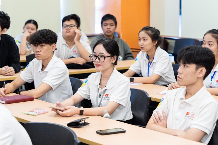 Sinh viên Viện Công nghệ Việt - Nhật tìm hiểu hoạt động khai thác cảng tại Tân Cảng - Cát Lái 38