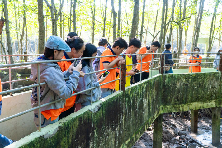 Students from the Faculty of Tourism and Hospitality Management Explore Sustainable Tourism in Can Gio 32