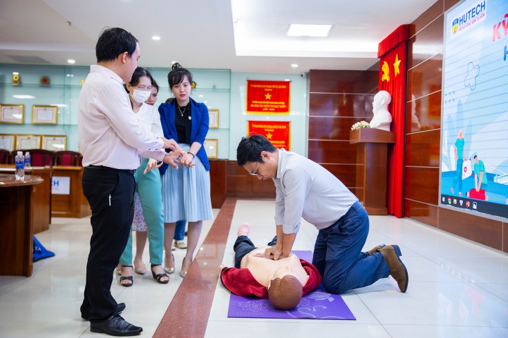Cán bộ - Giảng viên - Nhân viên HUTECH tham gia Tập huấn kỹ năng cấp cứu hồi sức tim phổi cùng các bác sĩ bệnh viện Chợ Rẫy 130