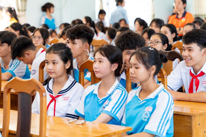 Sinh viên ngành Tâm lý học HUTECH về Cần Thơ trò chuyện cùng teen Trường THCS Thới Long 93