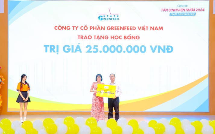 Doanh nghiệp trao học bổng gần 100 triệu đồng cho sinh viên Khoa Thú y - Chăn nuôi tại Lễ chào đón tân sinh viên 58