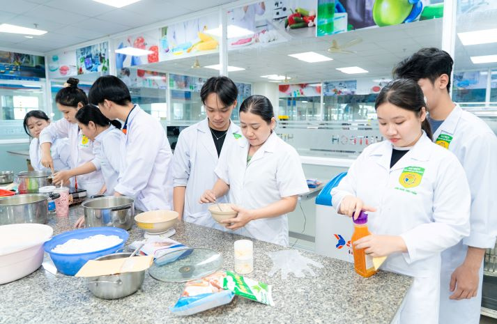 [Ảnh] Vị ngọt đoàn viên: Trải nghiệm nghề và giá trị Tết của sinh viên Công nghệ thực phẩm 37