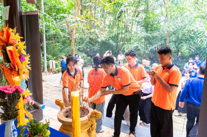 Sinh viên Khoa Marketing - Kinh doanh quốc tế dâng hương tri ân tại Khu căn cứ Huyện ủy Tòa Thánh 49