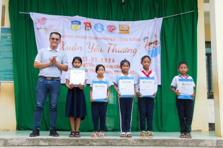 CLB Tình nguyện cộng đồng (CVC) HUTECH mang “Xuân yêu thương” đến các em học sinh tỉnh Bình Thuận 49