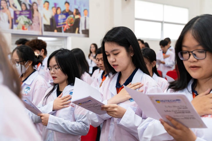 Tân sinh viên Khoa Dược thực hiện nghi thức “Tự hào blouse trắng - White Coat Ceremony” HUTECH 2