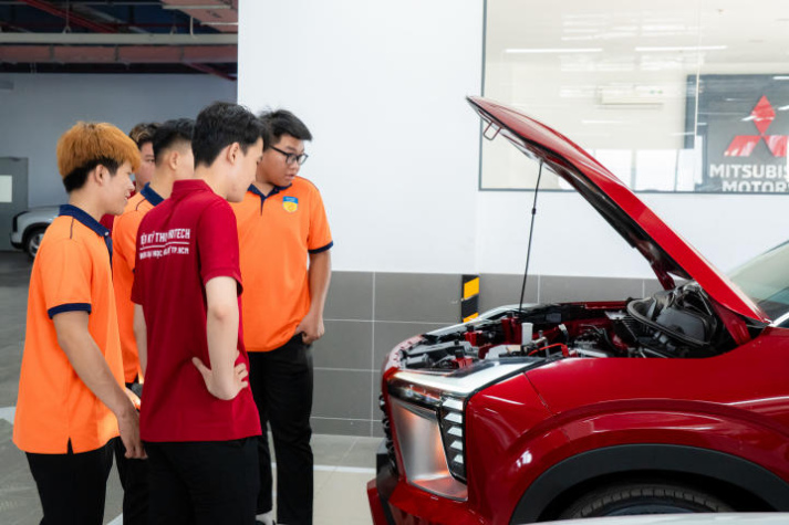 Sinh viên Viện Kỹ thuật "chạm" thực tế ngành tại Công ty Thương mại Dịch vụ Ô tô Thủ Đức 51