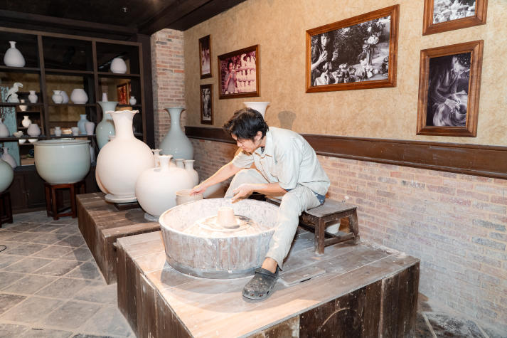 Học kể câu chuyện thương hiệu từ di sản: Sinh viên HUTECH trải nghiệm thực tế tại Gốm sứ Minh Long 96