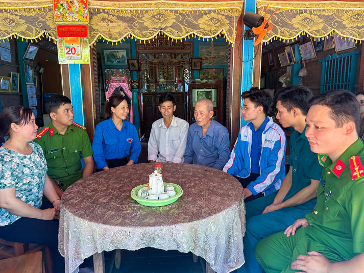 Chiến sĩ Mùa hè xanh HUTECH vun đắp lòng biết ơn, gìn giữ truyền thống dân tộc hướng về Ngày Thương binh - Liệt sĩ 90