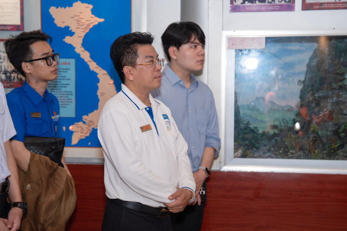 [Ảnh] Về nguồn tại Bến Nhà Rồng: Hành trình ý nghĩa của sinh viên Khoa Tài chính - Thương mại 103