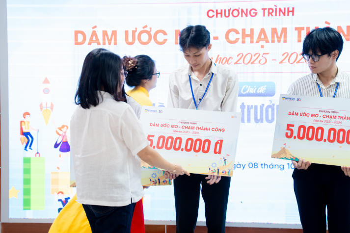 HUTECH trao học bổng “Dám ước mơ - Chạm thành công”, tiếp sức sinh viên vươn lên năm học 2025-2026 63