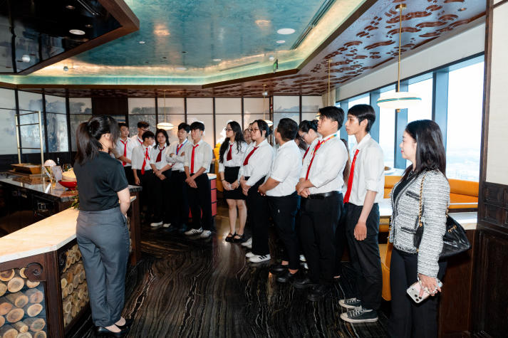 [Ảnh] Sinh viên Quản trị Du lịch - Nhà hàng - Khách sạn khám phá dịch vụ cao cấp tại Hilton Saigon 52