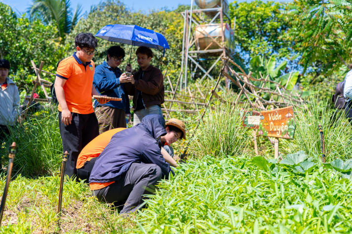 [Ảnh] Sinh viên HUTECH khám phá mô hình kinh tế sức khỏe bền vững qua hành trình thực tế 56