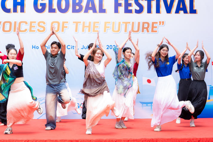 [Video] Sinh viên HUTECH “chạm” vào đa sắc văn hóa tại HUTECH Global Festival 2025 130