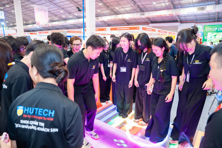 Sinh viên ngành Quản trị sự kiện cập nhật xu hướng sáng tạo tại Tuần lễ Quảng cáo và Giải trí 24