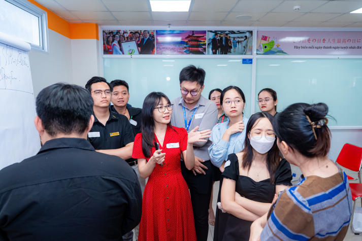 Sử dụng ngôn ngữ trong giao tiếp: Chìa khóa để thấu hiểu và hỗ trợ sinh viên HUTECH 75