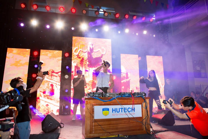 [Video] DJ Wukong khuấy động sân trường HUTECH tại Keiko Concert 22