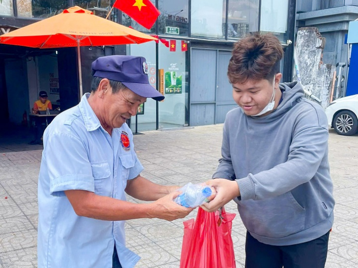 Trao bánh mì, gửi yêu thương: Hoạt động tình nguyện cộng đồng ý nghĩa của sinh viên VJIT 28