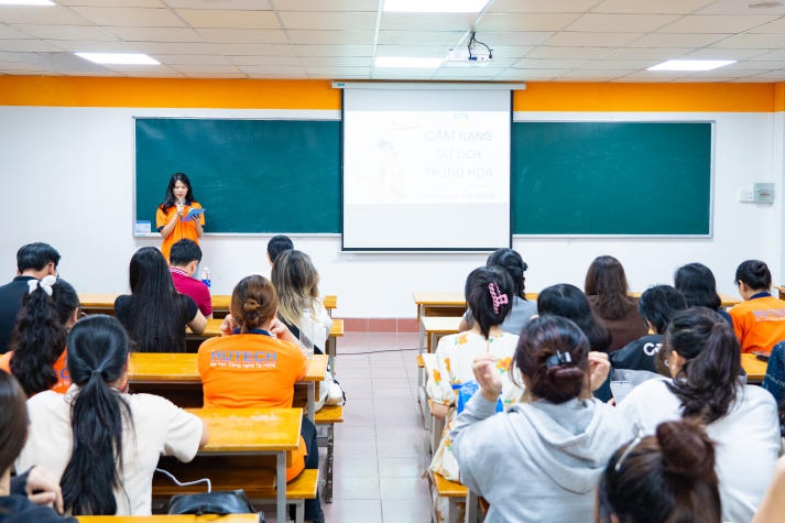 Sinh viên Khoa Trung Quốc học rèn kỹ năng ngôn ngữ về du lịch qua cuộc thi học thuật 38