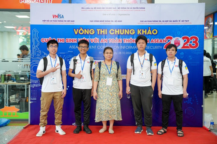 Sôi nổi vòng Chung khảo cuộc thi "Sinh viên với An toàn thông tin ASEAN 2023" tại HUTECH 15