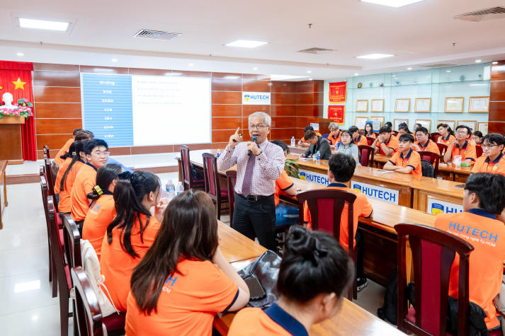 Newbies HUTECH được tiếp lửa tự tin bước vào giảng đường 57