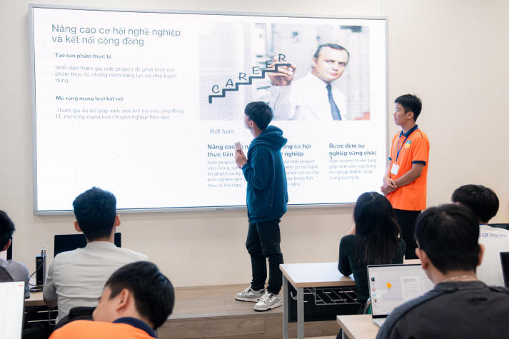 Sinh viên Khoa Công nghệ thông tin khám phá ứng dụng AI trên laptop ASUS thế hệ mới 59