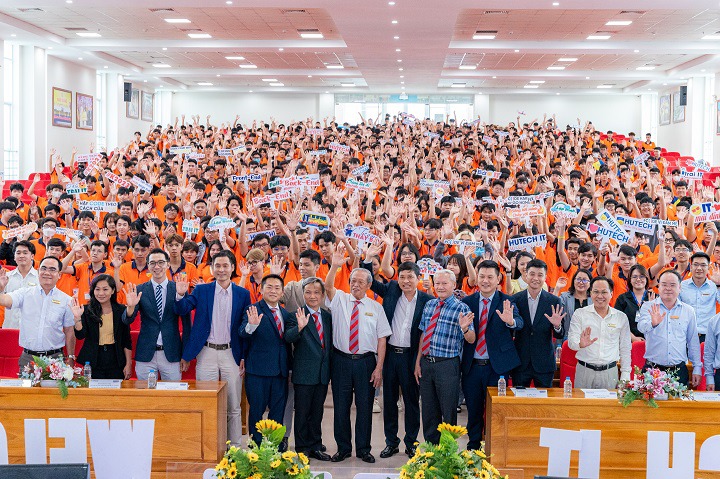 Khoa Công nghệ thông tin HUTECH tưng bừng chào đón tân binh về ngôi nhà chung 9