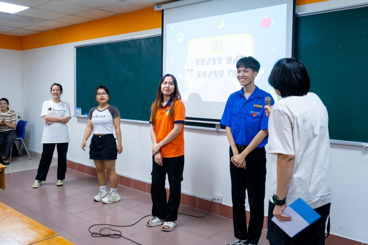 中文系同學在中文才藝比賽中激情澎湃以 “我是誰” 為主題