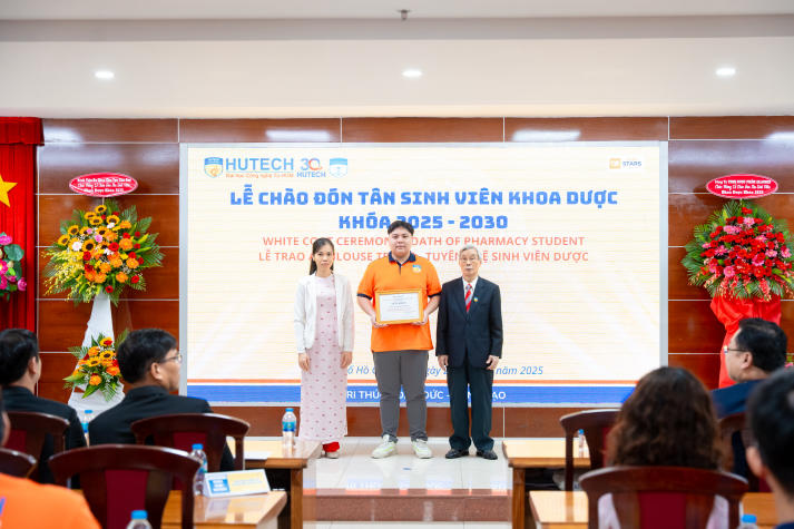 [Video] Dấu ấn đầu đời Blouse trắng: Tân sinh viên Khoa Dược chính thức bước vào hành trình mới 99