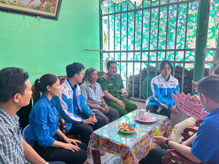 Chiến sĩ Mùa hè xanh HUTECH vun đắp lòng biết ơn, gìn giữ truyền thống dân tộc hướng về Ngày Thương binh - Liệt sĩ 97