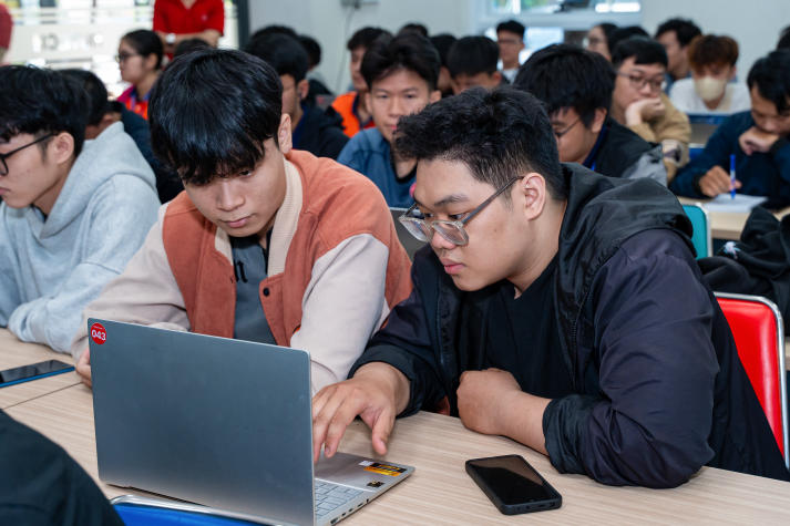 Sinh viên Công nghệ thông tin “bắt sóng” AI: Làm việc nhóm thông minh thời 4.0 115