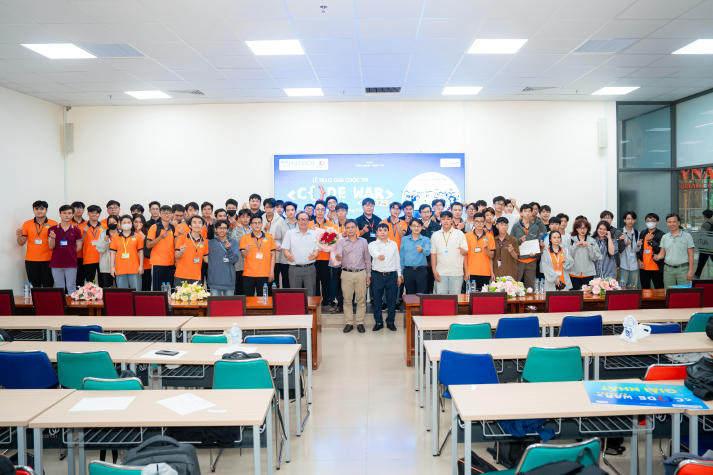 [Video] Chung kết HUTECH Code War 2025: Sân chơi lập trình kịch tích dành cho sinh viên Công nghệ thông tin 220