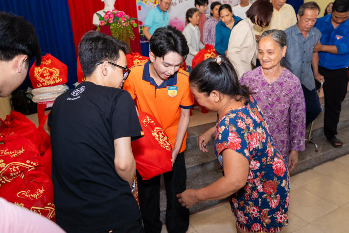 Khoa Tài chính - Thương mại lan tỏa Xuân đầm ấm - Tết yêu thương đến cộng đồng 58