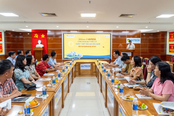 Ban Giám hiệu, giáo viên Trường THCS & THPT Tân Lộc (Cà Mau) tham quan không gian học tập HUTECH 9