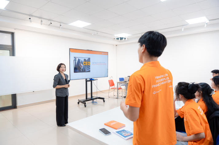[Video] Sinh viên HUTECH tìm hiểu kiến thức ngành công nghệ tài chính cùng chuyên gia Hanwha Life 55