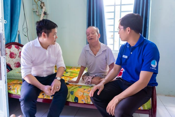 Chiến sĩ Mùa hè xanh HUTECH vun đắp lòng biết ơn, gìn giữ truyền thống dân tộc hướng về Ngày Thương binh - Liệt sĩ 54