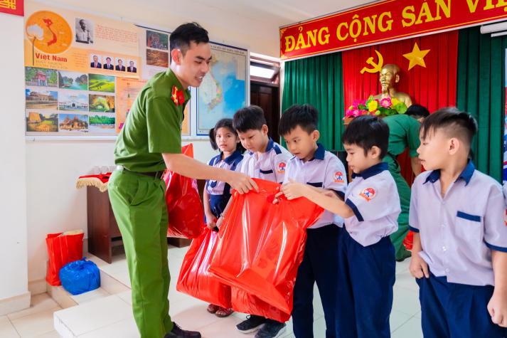 [Ảnh] Chi bộ 17 HUTECH nối dài tinh thần bảo vệ chủ quyền biển đảo tại Đồn Biên phòng Cần Thạnh (Cần Giờ) 118