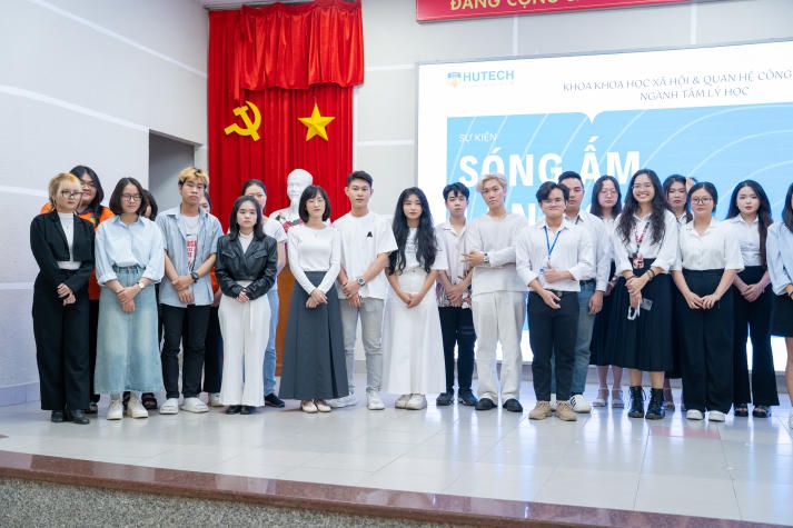 Sinh viên Tâm lý học HUTECH tổ chức talkshow tâm lý và báo cáo dự án chăm sóc sức khoẻ tinh thần “Sóng ấm lan toả” 112